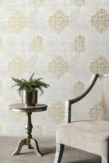 Damask-pattern wallpaper, gold on cream