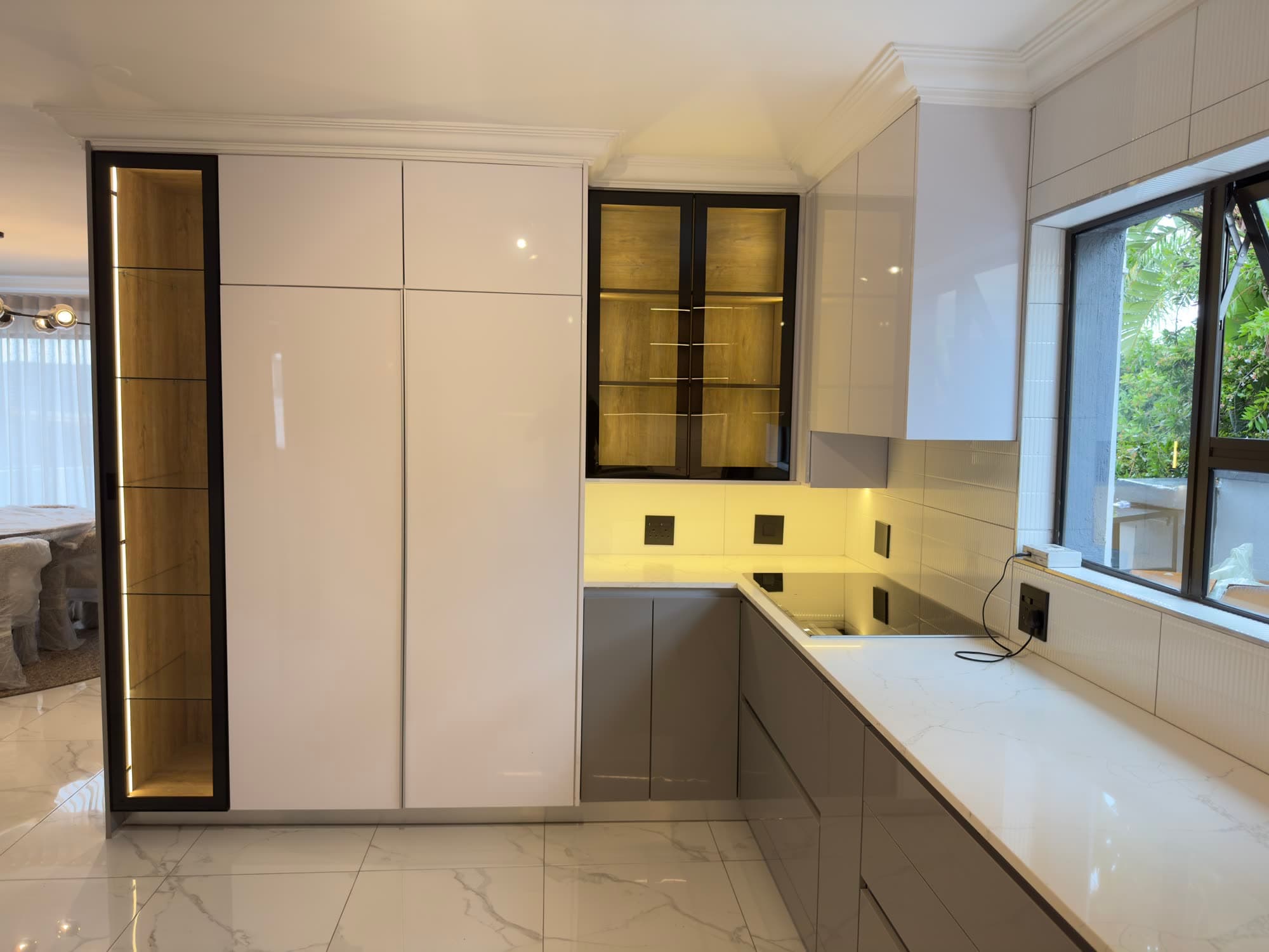 White gloss kitchen, backlit wood display