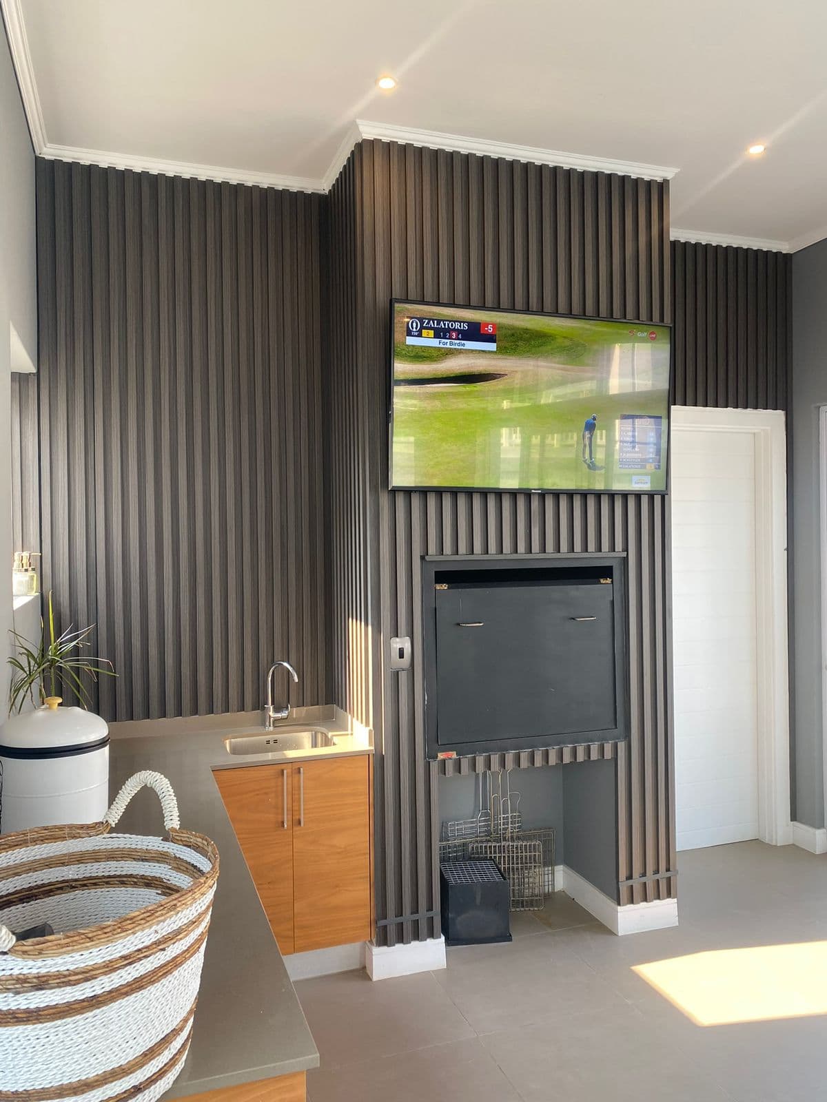 TV media wall, fluted panel with wet bar nook